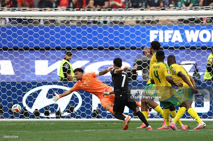 Stephen Eustaquio ăn mừng bàn thắng quyết định đưa Canada vào vòng 1/8 World Cup 2026