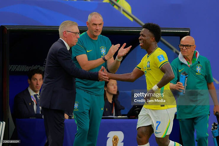 Vinicius ca ngợi HLV Ancelotti