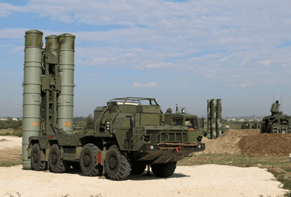 Tổ hợp phòng không tầm xa S-400 Triumf của Nga triển khai tại trận địa
