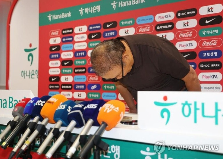 HLV Park Hang Seo cúi đầu xin lỗi sau thất bại của ĐT Hàn Quốc tại World Cup 2026