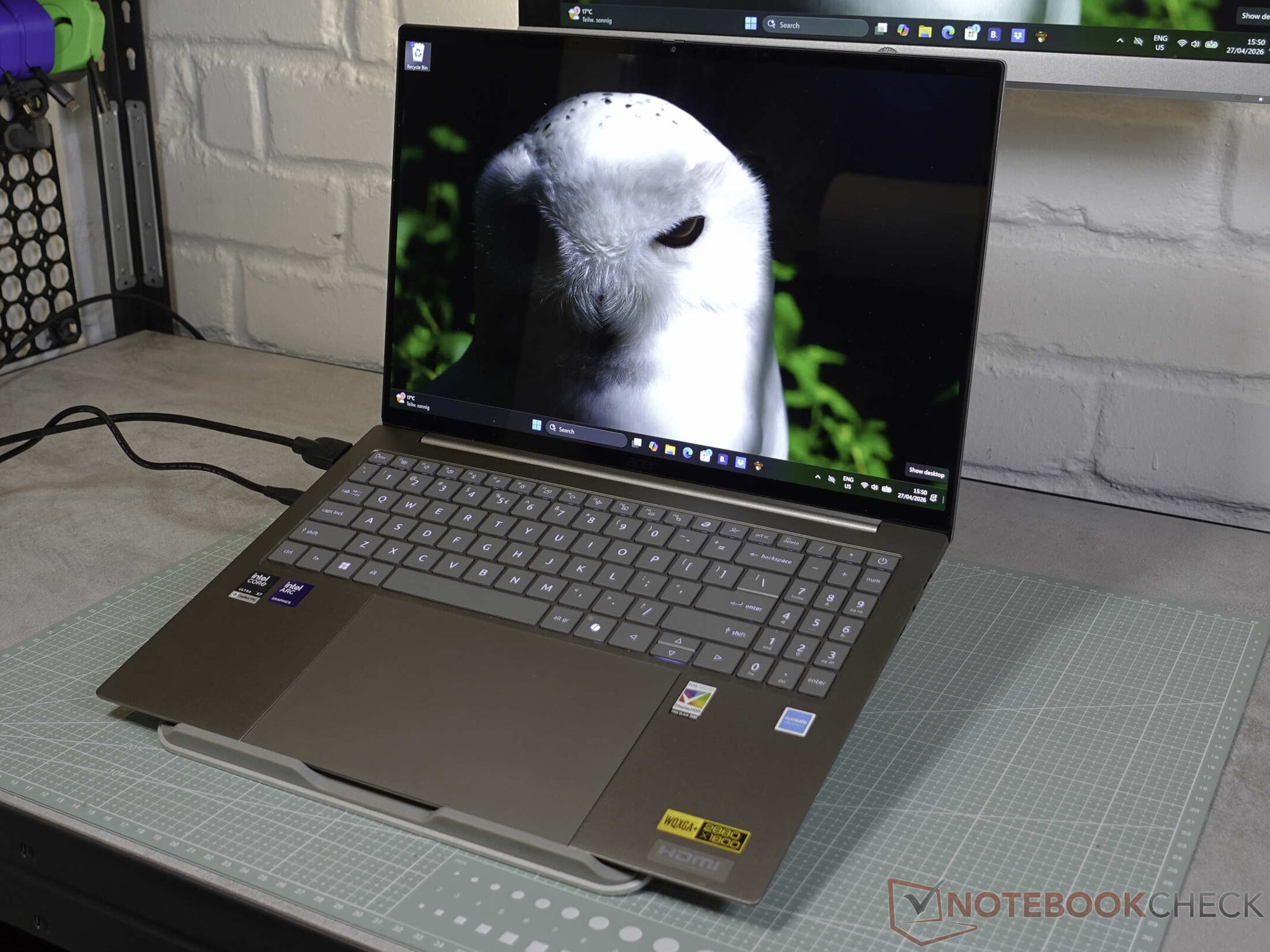 Acer Swift 16 AI phiên bản màu Basalt Gray với thiết kế mỏng nhẹ