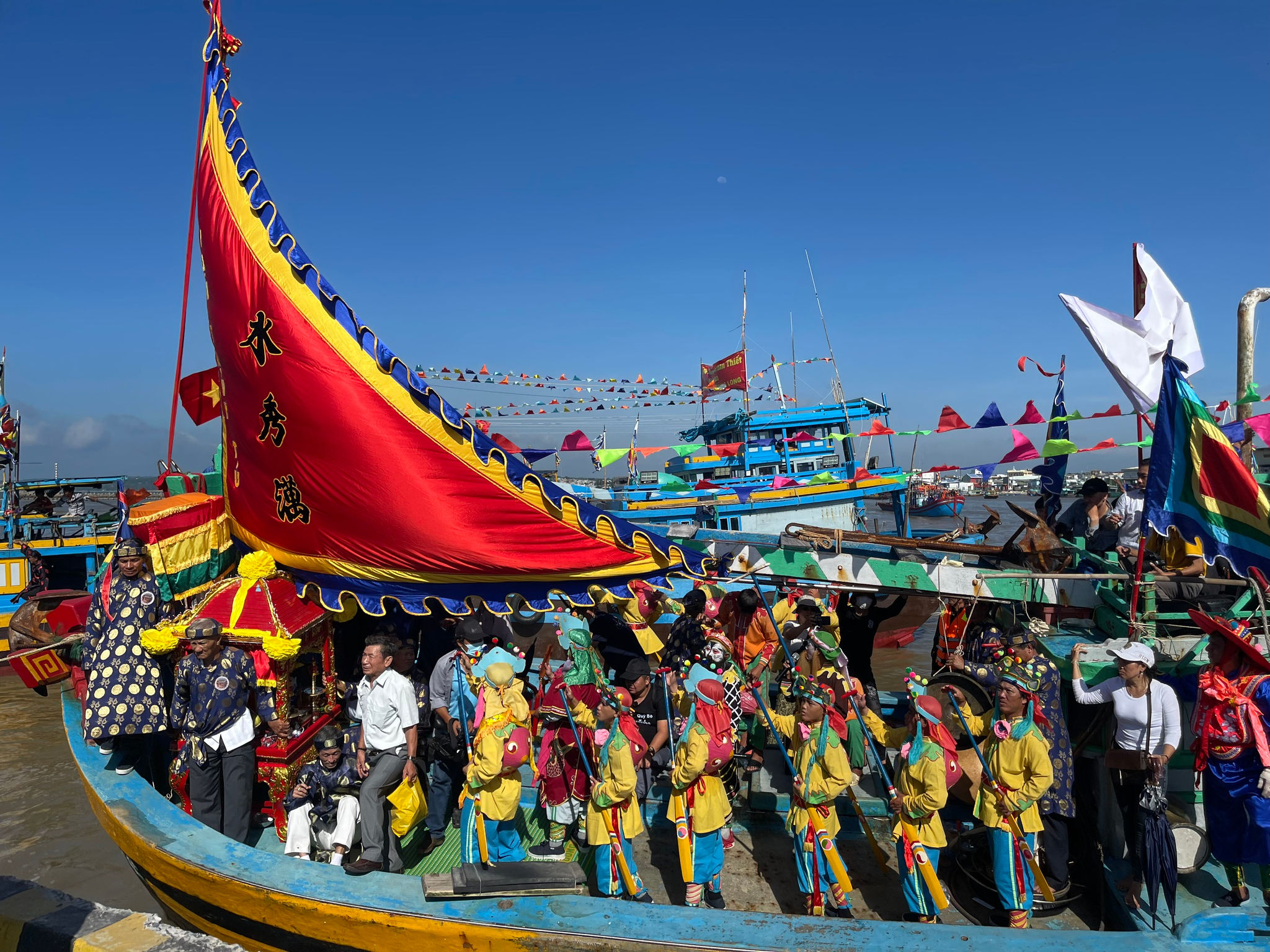Lễ hội Cầu ngư được ngư dân Phan Thiết tổ chức cầu cho mưa thuận, gió hòa.