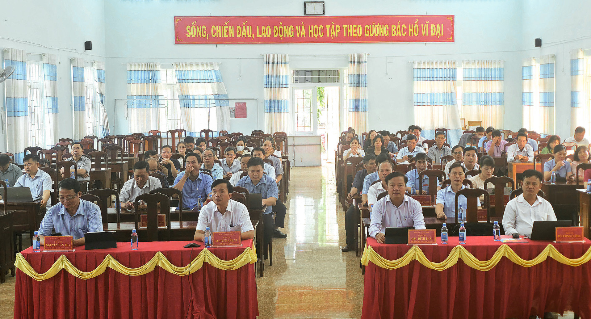 2-can-bo-dang-vien-xa-nam-dong-tinh-lam-dong-tham-du-hoi-nghi-truc-tuyen-toan-quoc(1).jpg