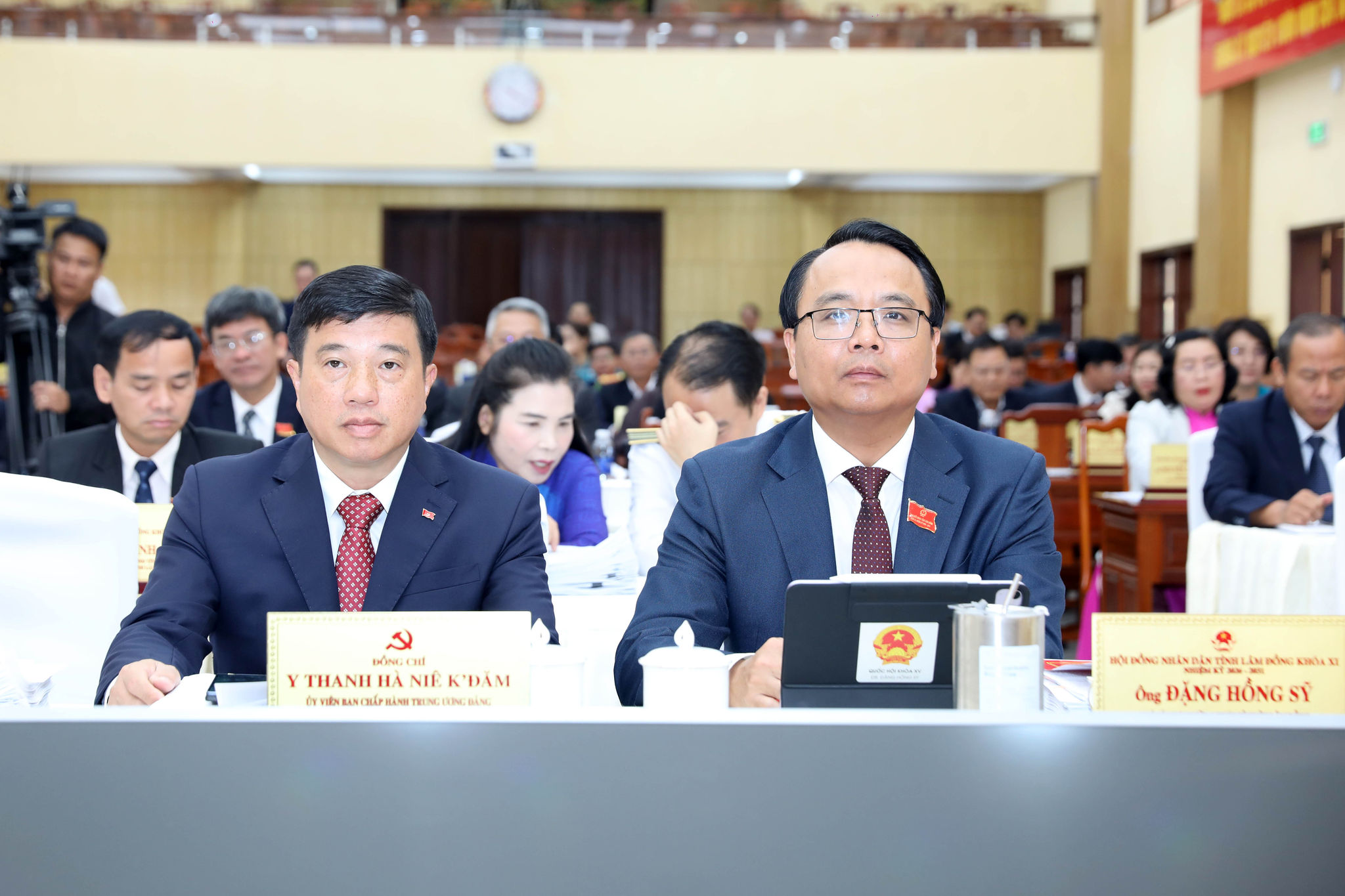 Đồng chí Y Thanh Hà Niê Kđăm Ủy viên Ban Chấp hành Trung ương Đảng, Bí thư Tỉnh ủy, Trưởng Đoàn đại biểu Quốc hội tỉnh Lâm Đồng và đồng chí Đặng Hồng Sỹ, Phó Bí thư Thường trực Tỉnh uỷ dự Kỳ họp