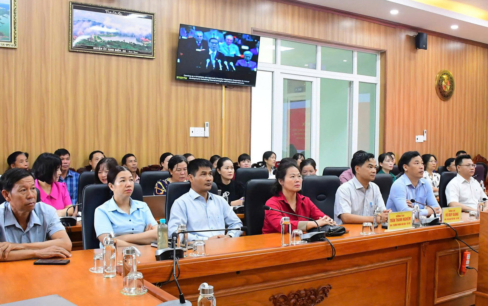 5-can-bo-dang-vien-xa-duc-an-tinh-lam-dong-tham-du-hoi-nghi-truc-tuyen-toan-quoc(1).jpg