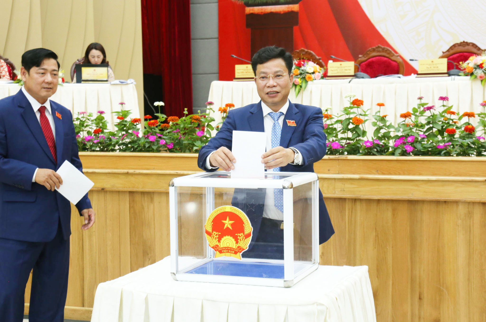 cac-dai-bieu-bo-phieu-bau-bo-sung-uy-vien-ubnd-tinh-lam-dong(1).jpg