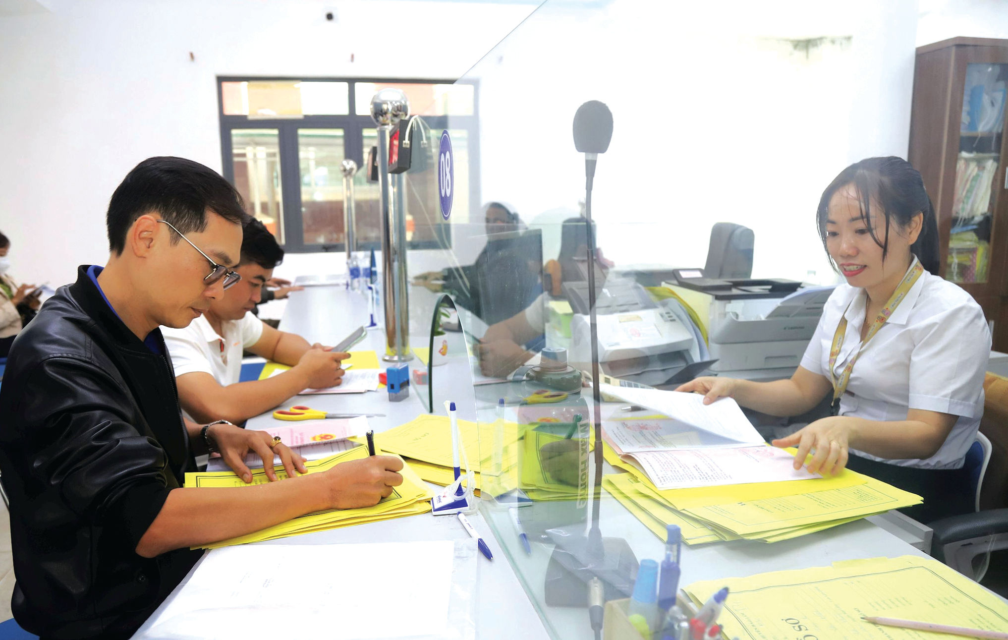 can-bo-cong-chuc-lam-viec-tai-trung-tam-phuc-vu-hanh-chinh-cong-xa-bao-lam-1-luon-giu-thai-do-niem-no-khi-tiep-don-nguoi-dan-den-giai-quyet-thu-tuc-hanh-chinh.jpg