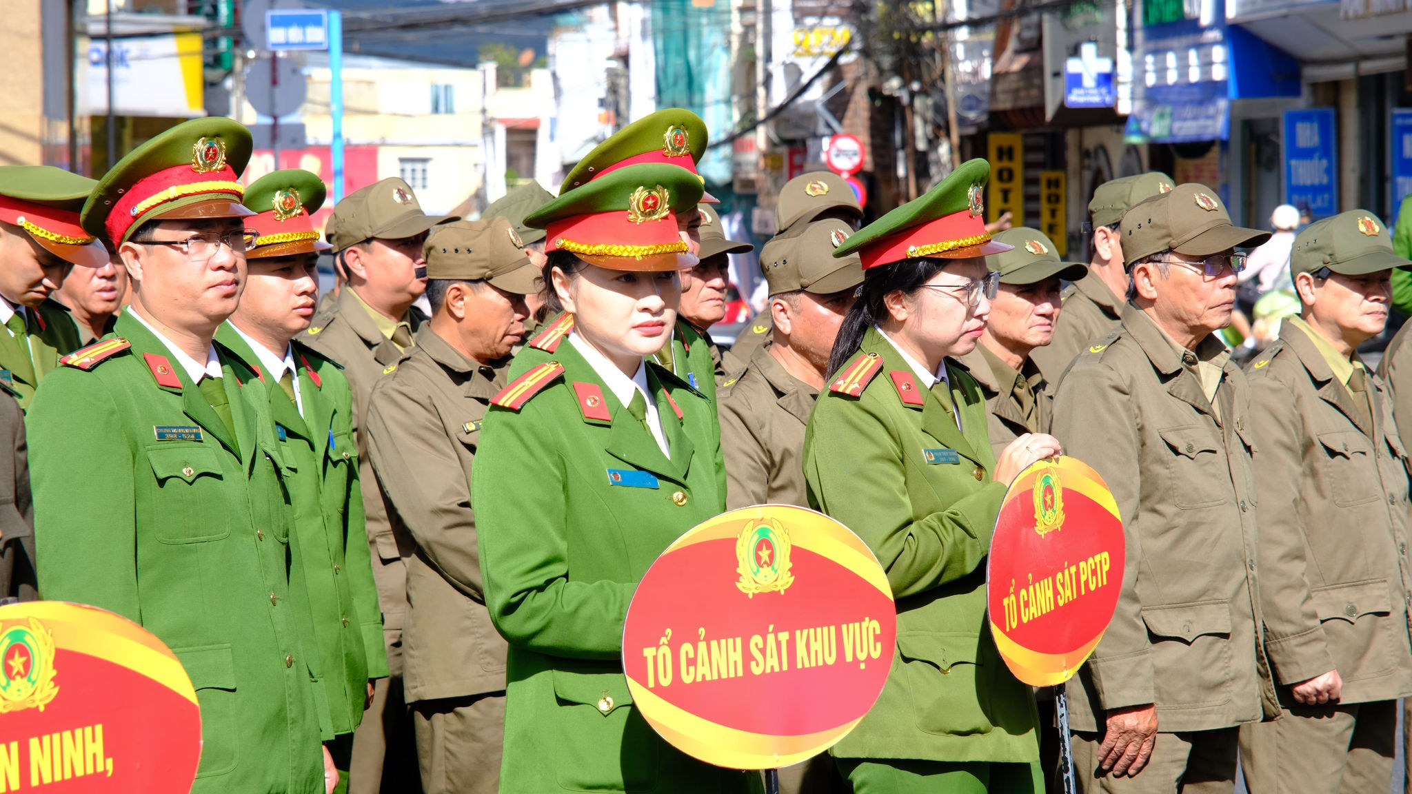 Công an phường Xuân Hương - Đà Lạt và lực lượng bảo đãm an ninh cơ sở tham gia lễ ra quân hưởng ứng Tháng hành động phòng, chống ma túy năm 2026