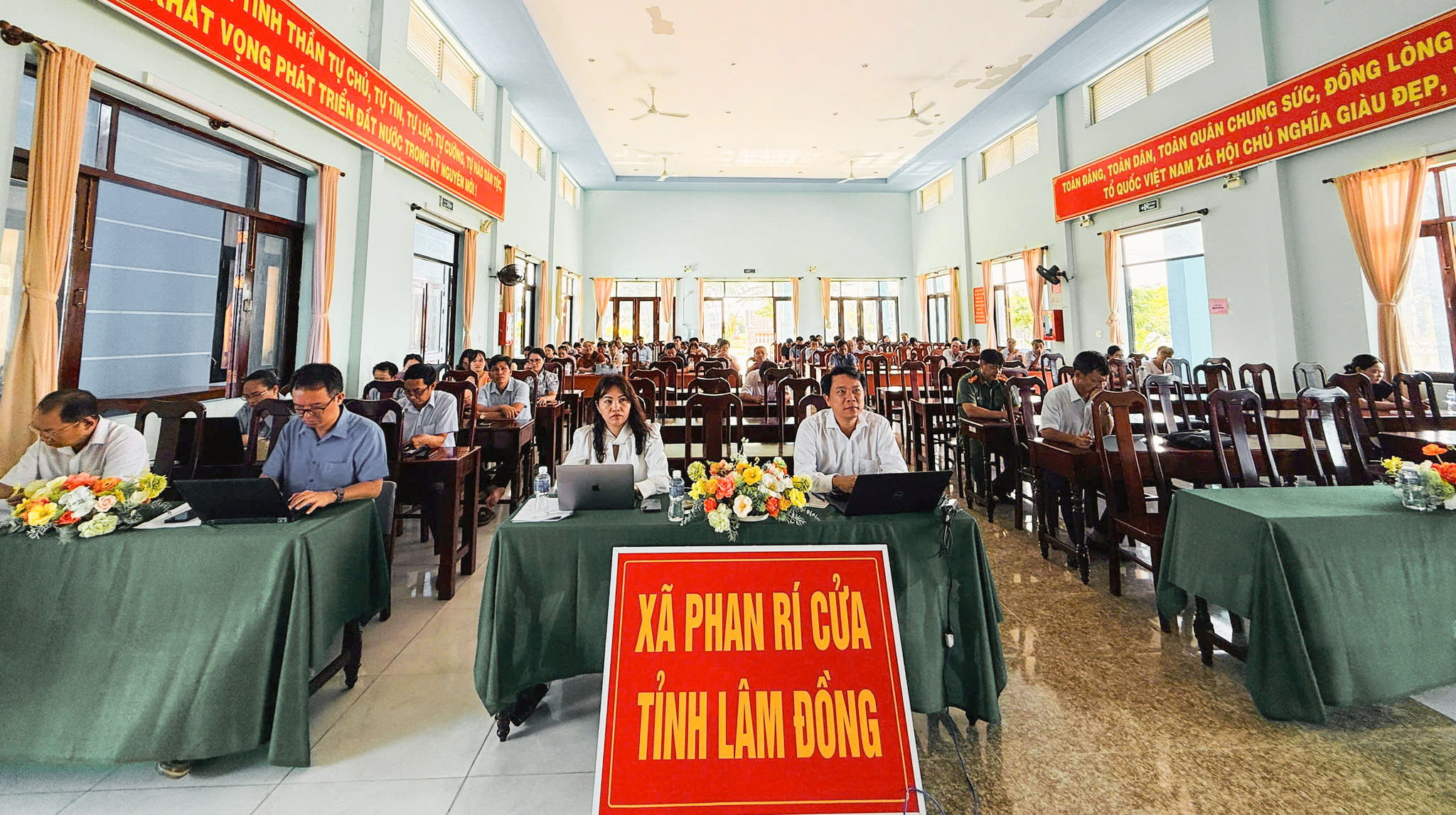 dang-uy-xa-phan-ri-cua-tham-gia-nghien-cuu-hoc-tap-quan-triet-thuc-hien-nghi-quyet(1).jpg