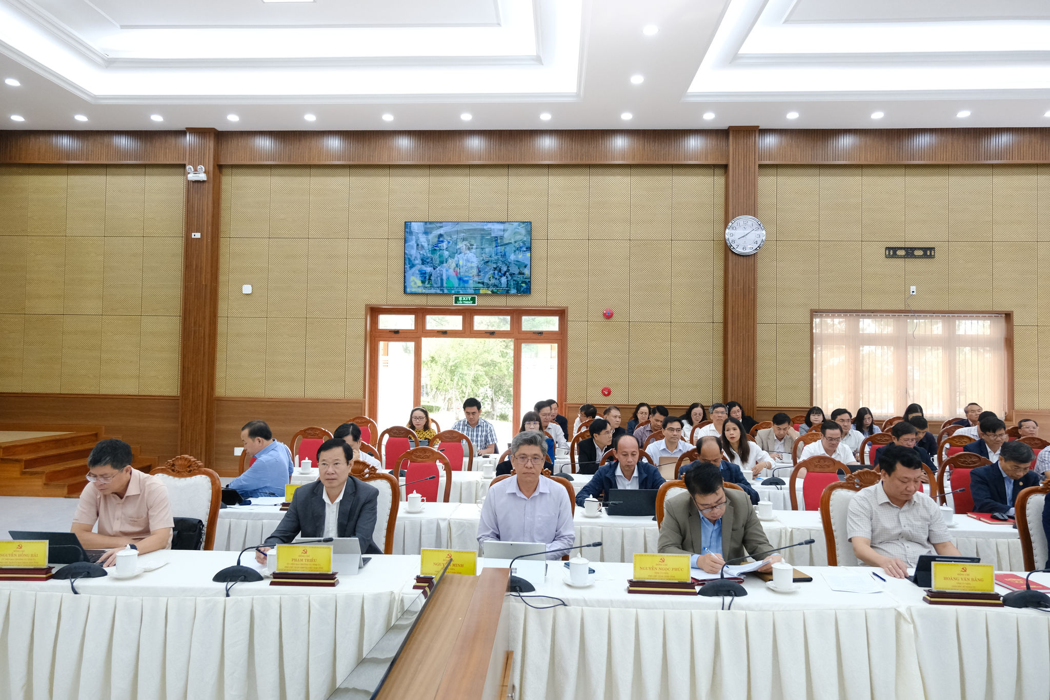 Các đồng chí lãnh đạo tỉnh tham dự hội nghị
