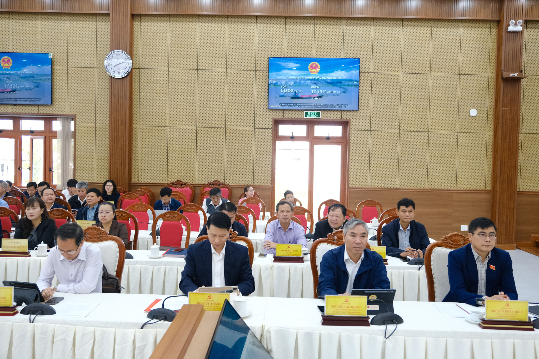 Các đồng chí trong Ban Thường vụ Tỉnh ủy tham dự hội nghị