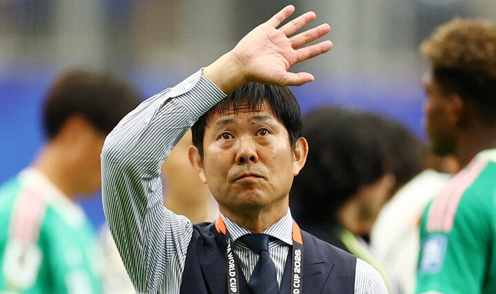 HLV Moriyasu buồn bã sau thất bại trước Brazil tại World Cup 2026.