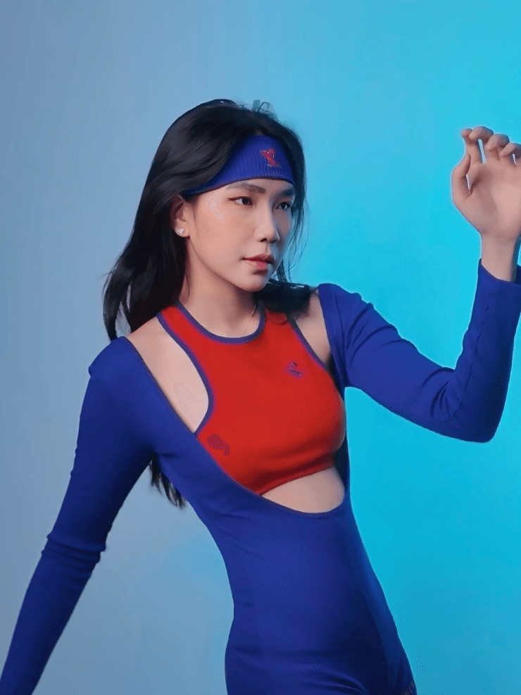 Phong cách thời trang năng động của Khánh Uyên