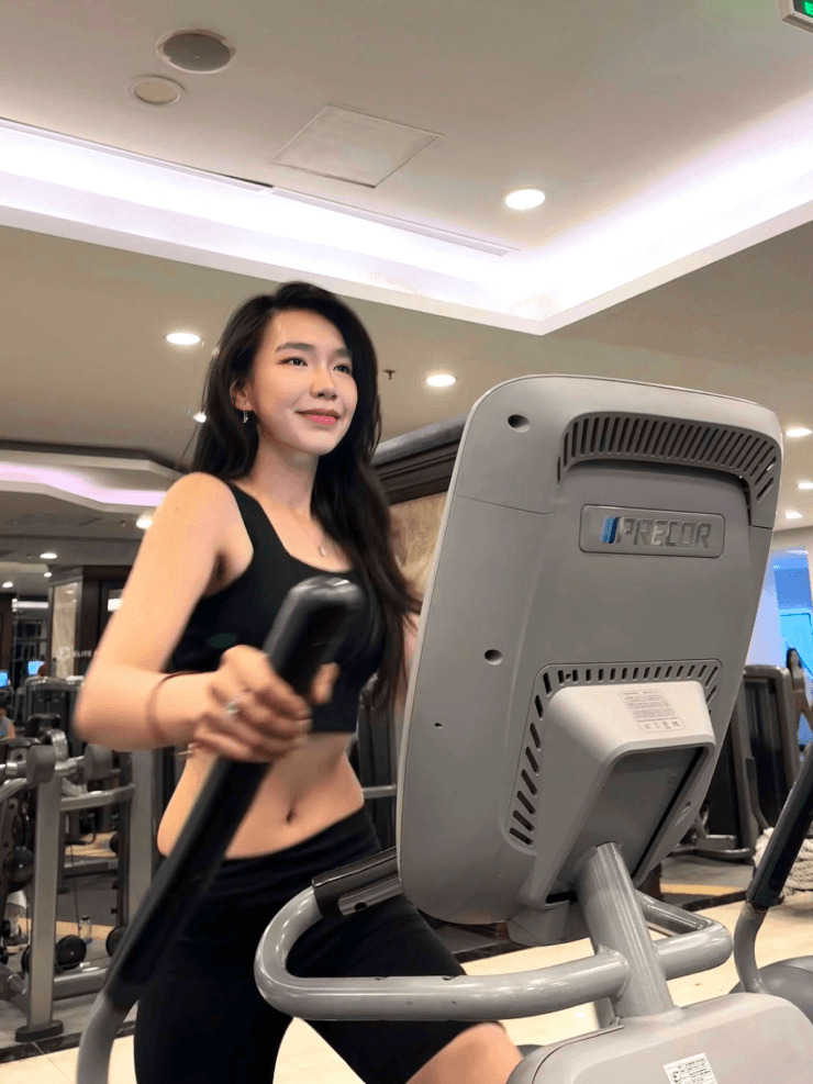 Vẻ đẹp hiện đại của cô gái sinh năm 2002