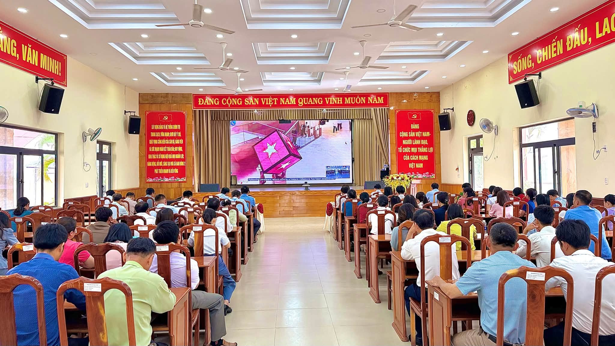 Xã Đam Rông 2 tham dự Hội nghị toàn quốc quán triệt Nghị quyết
