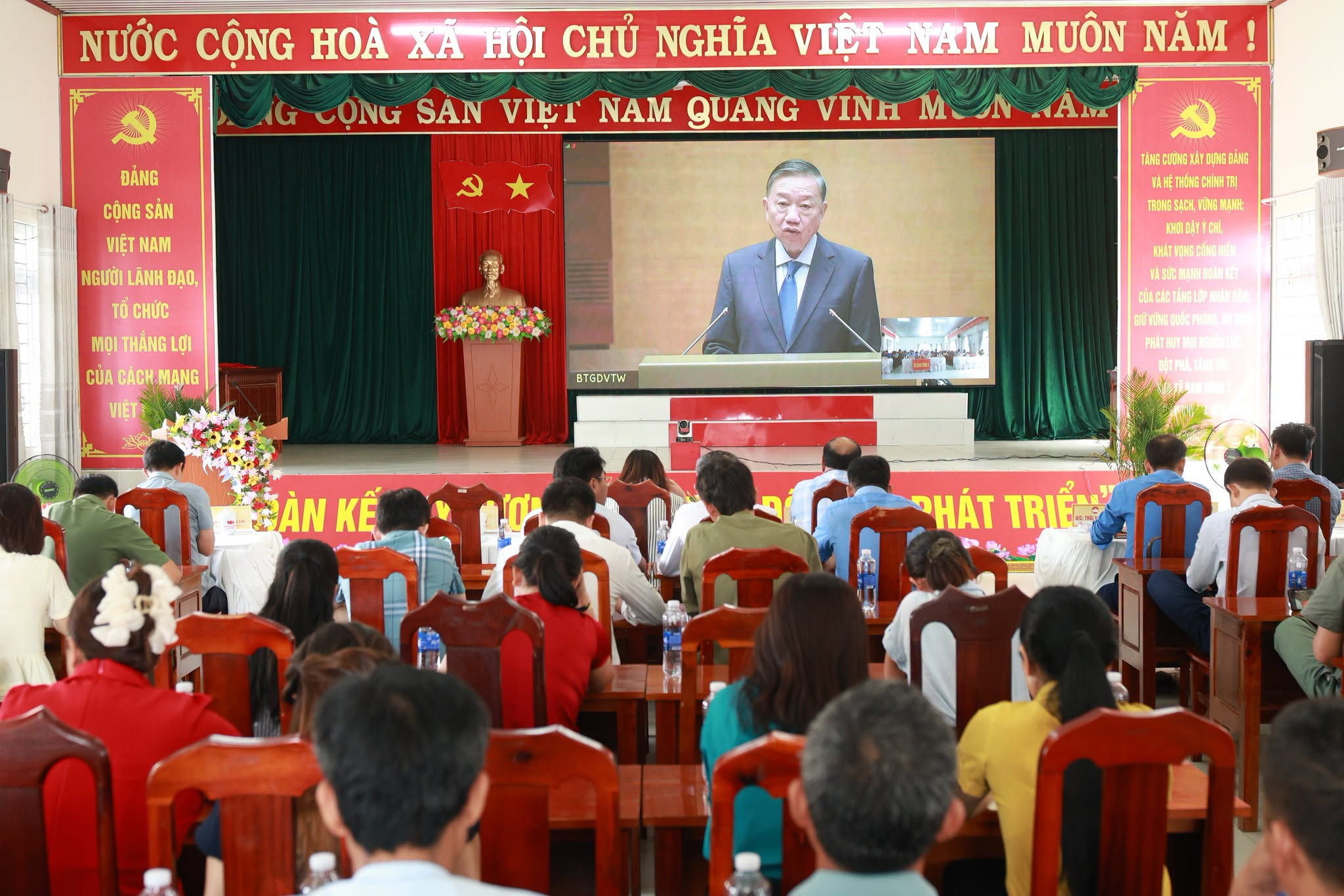 Xã Đam Rông 3 tham ham dự Hội nghị toàn quốc quán triệt Nghị quyết về phát triển kinh tế có vốn đầu tư nước ngoài
