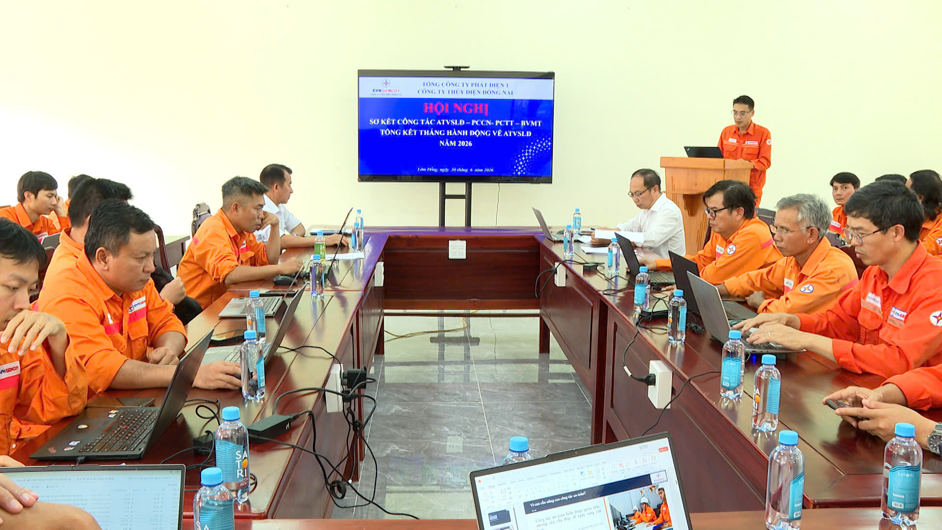 Đại biểu các phòng, phân xưởng tham gia thảo luận, đóng góp ý kiến