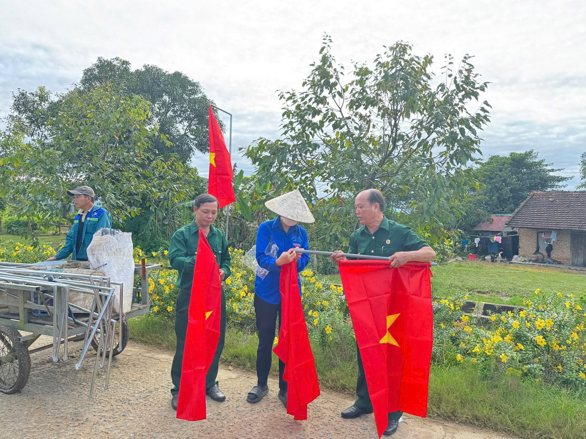 Členové sdružení veteránů a místní obyvatelé zkrášlují obytnou čtvrť.