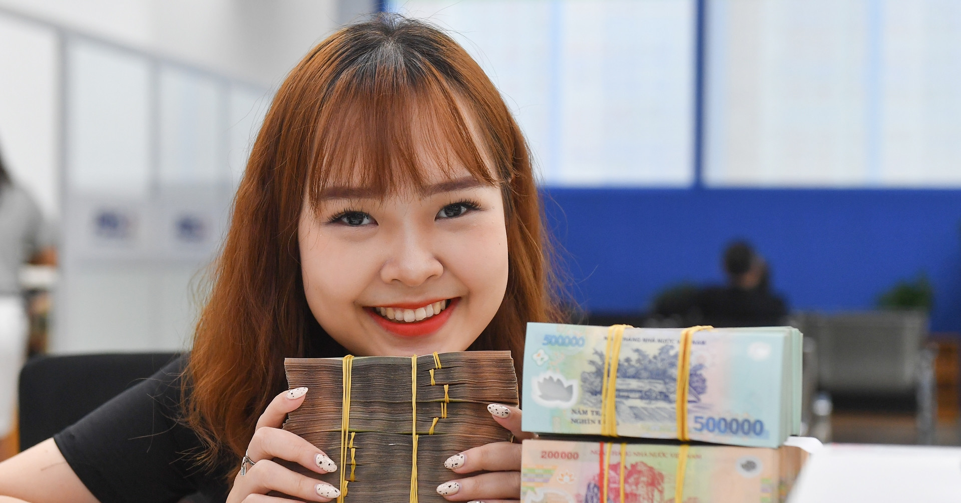 Giao dịch tiền gửi tiết kiệm tại quầy ngân hàng trong ngày 1/7/2026
