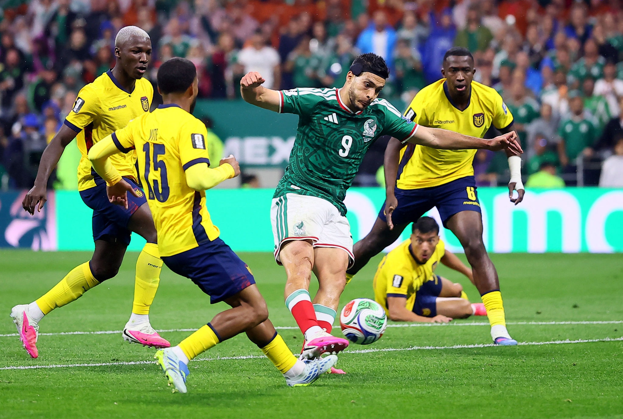 Trận đấu giữa Mexico và Ecuador diễn ra căng thẳng