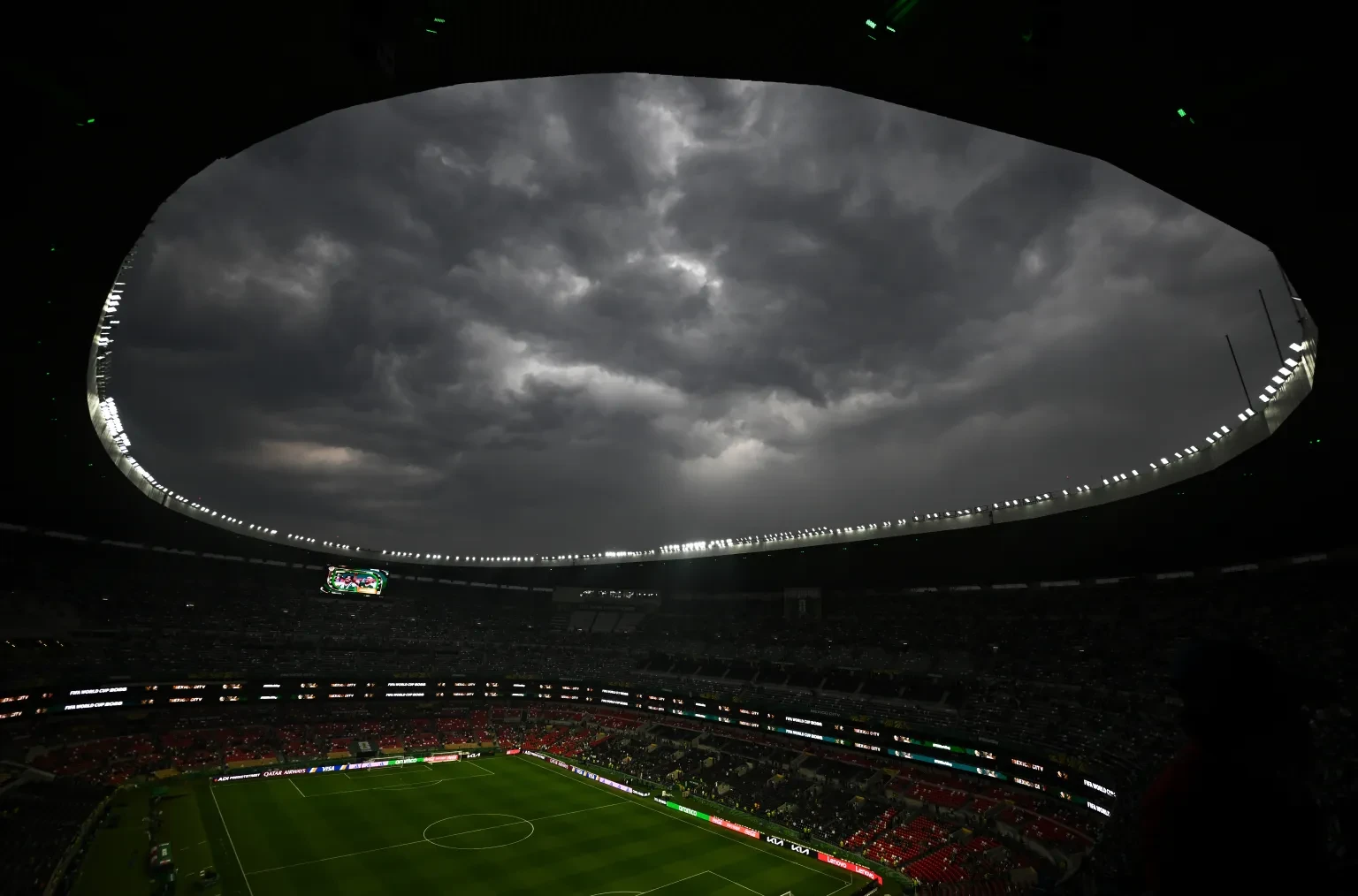 Vì sao trận Mexico - Ecuador bị hoãn 1 giờ, FIFA quy định như thế nào về sự cố World Cup? - 2