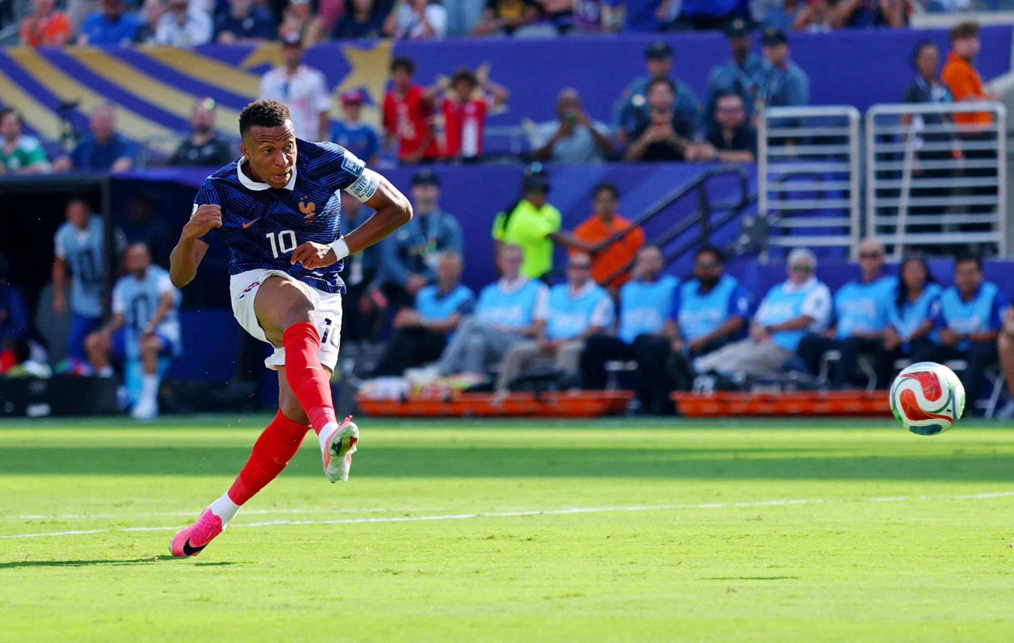 Mbappe hoàn tất cú đúp với pha dứt điểm kỹ thuật