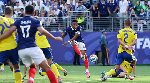 Kylian Mbappe ăn mừng bàn thắng khai thông thế bế tắc trước Thụy Điển.