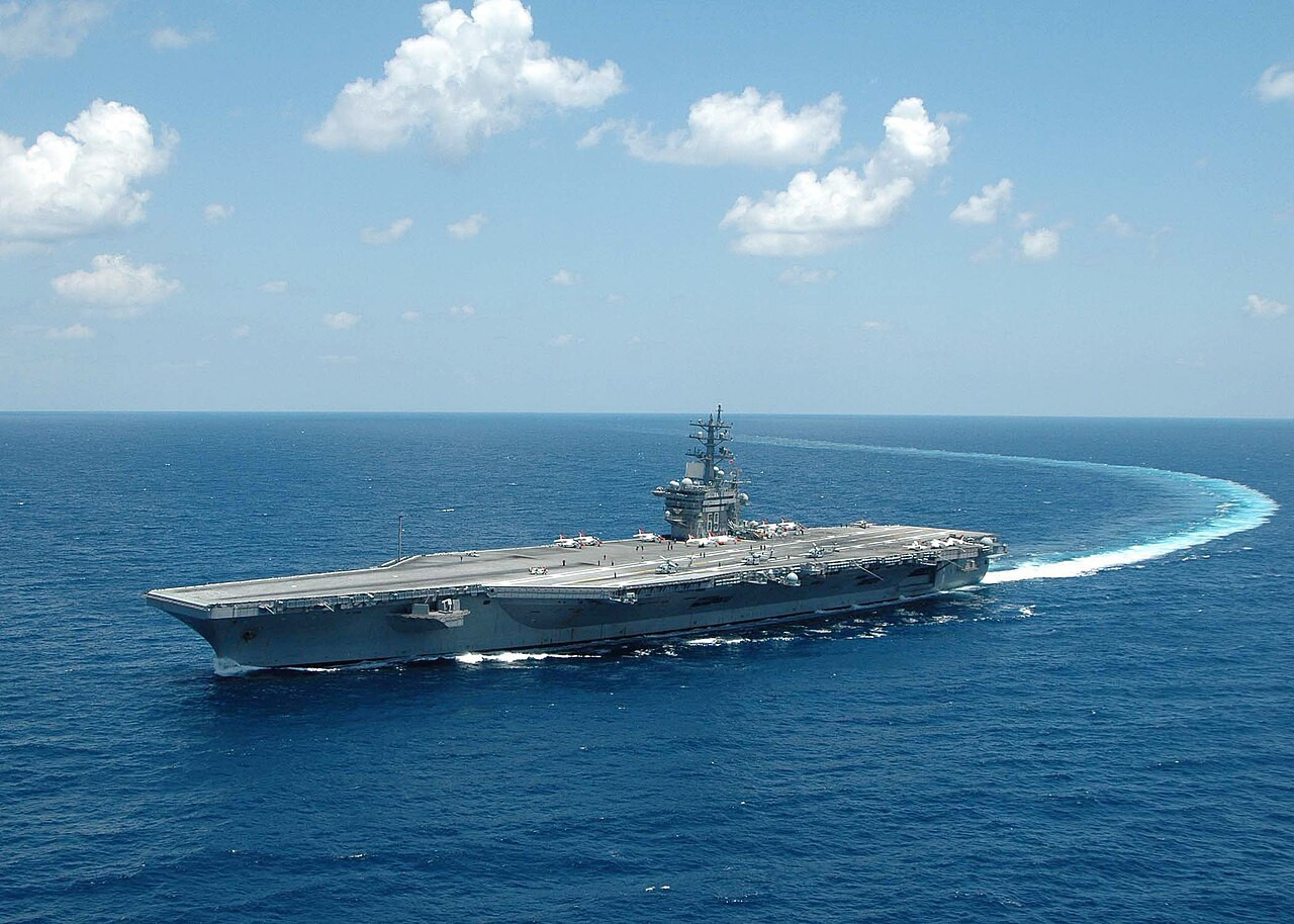 Tàu sân bay USS Dwight D. Eisenhower (CVN 69) thực hiện huấn luyện tại Đại Tây Dương.