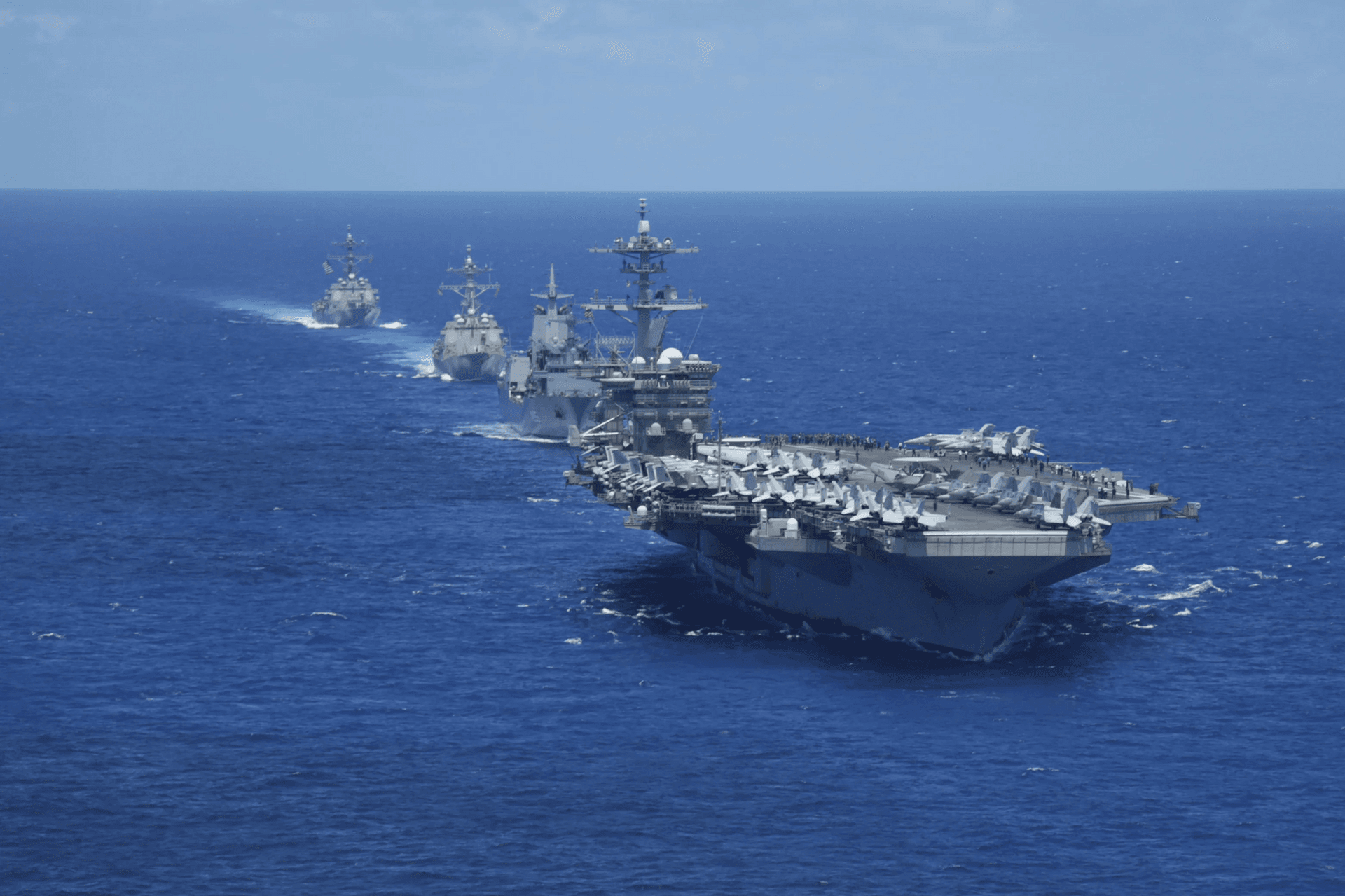 Nhóm tác chiến tàu sân bay USS Abraham Lincoln duy trì trạng thái sẵn sàng chiến đấu gần Iran.