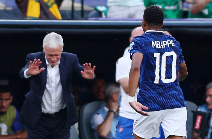 Cử chỉ đặc biệt của Deschamps dành cho Mbappe