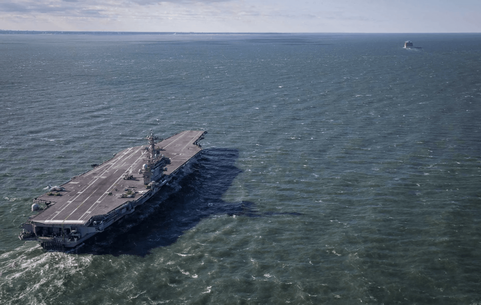 Tàu sân bay USS George H.W. Bush (CVN-77) thuộc lớp Nimitz hiện diện tại Trung Đông.