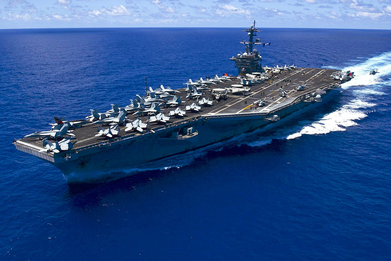 Tàu sân bay USS Carl Vinson (CVN-70) trong một đợt huấn luyện tại Thái Bình Dương.