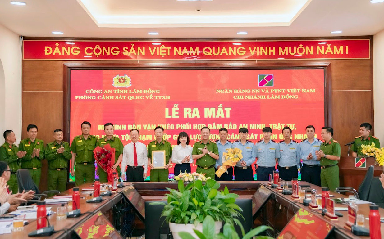 Phòng Cảnh sát Quản lý hành chính về trật tự xã hội Công an tỉnh Lâm Đồng phối hợp với chi nhánh một ngân hàng ra mắt mô hình Dân vận khéo trong công tác bảo đảm an ninh, trật tự - Ảnh Lê Tiến