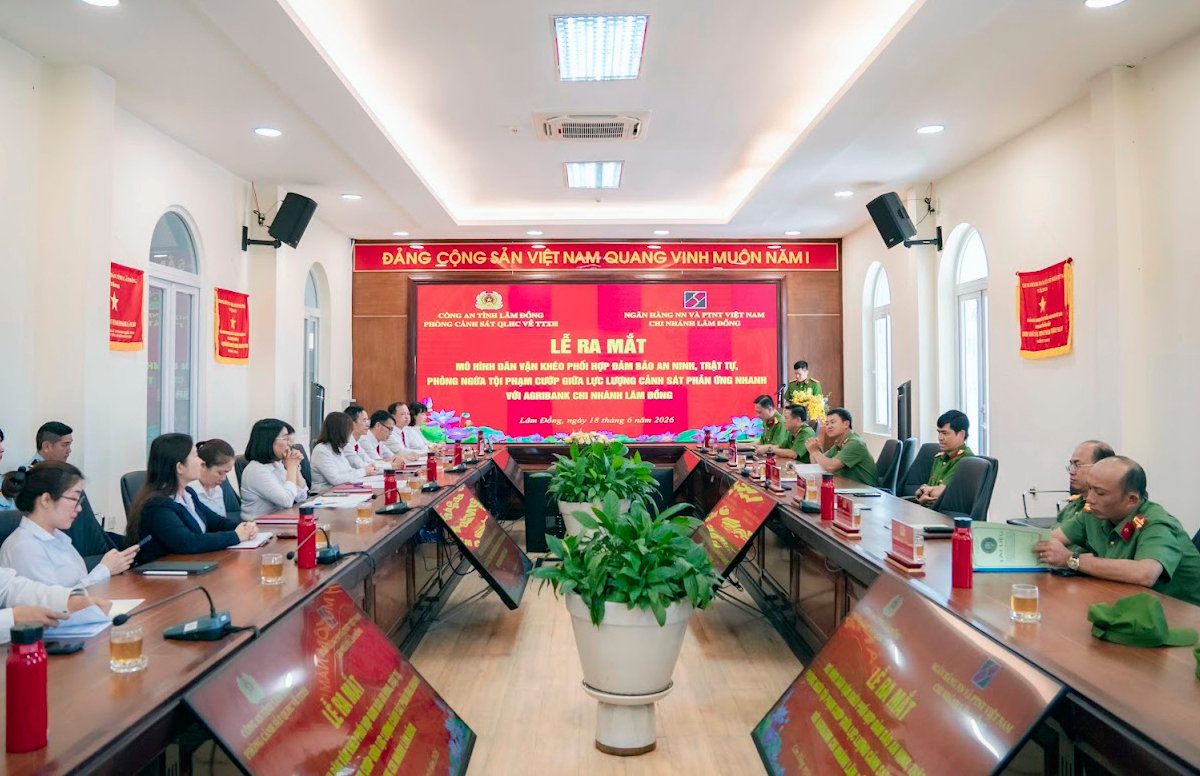 Quang cảnh lễ ra mắt mô hình Dan vận khéo - Ảnh Lê Tiến