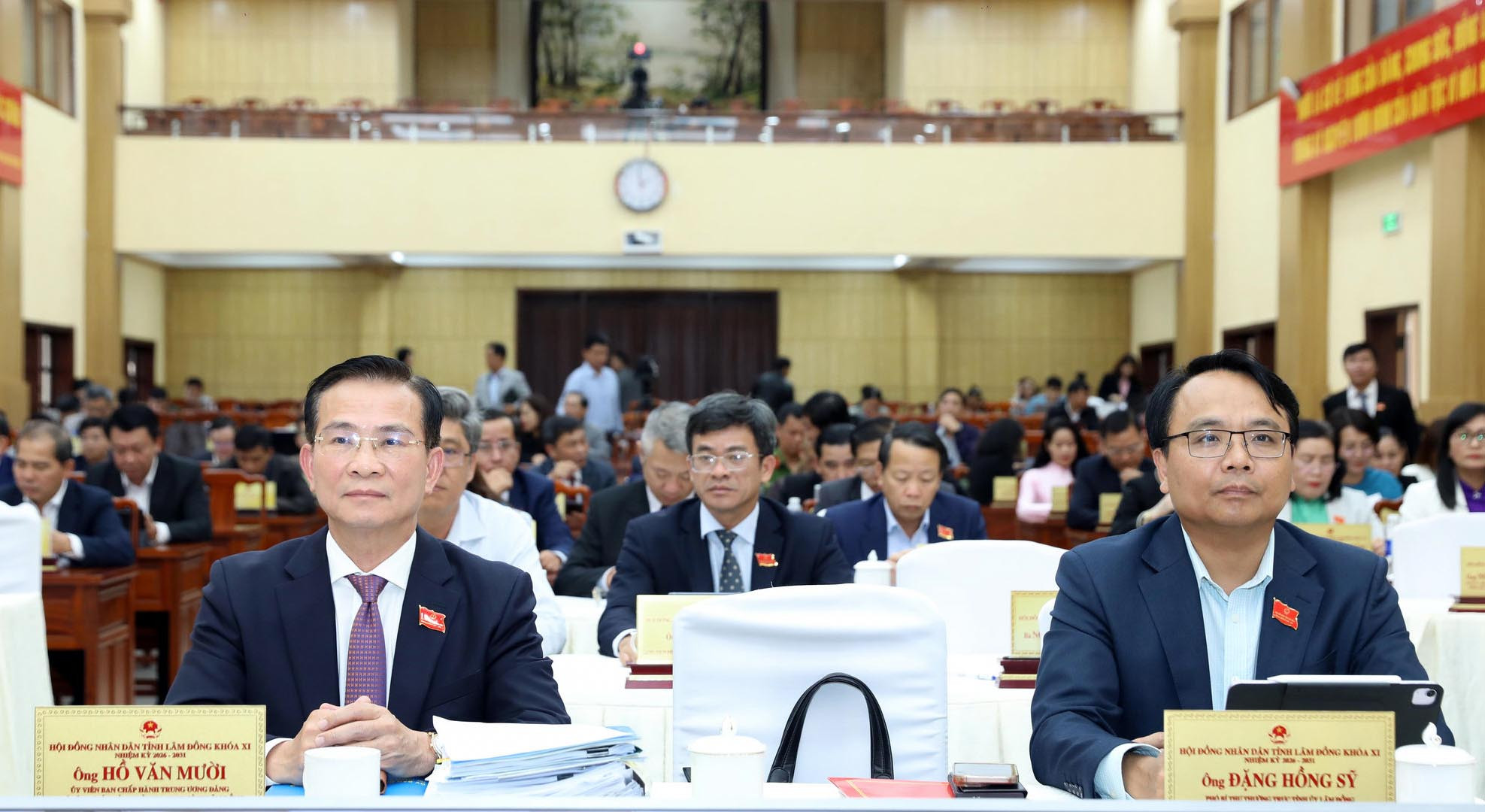Các đồng chí: Hồ Văn Mười, Ủy viên Ban Chấp hành Trung ương Đảng, Phó Bí thư Tỉnh ủy, Chủ tịch UBND tỉnh; Đặng Hồng Sỹ, Phó Bí thư Thường trực Tỉnh ủy tham dự kỳ họp