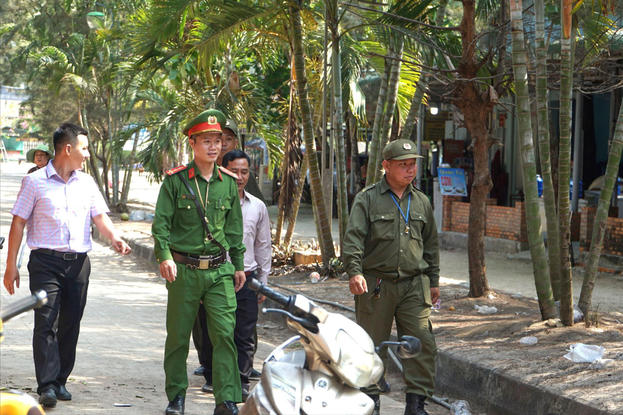 cong-an-cung-cac-don-vi-tuan-tra-giu-antt-tai-cac-co-so-kinh-doanh-doc-bai-bien-cam-binh(1).jpg