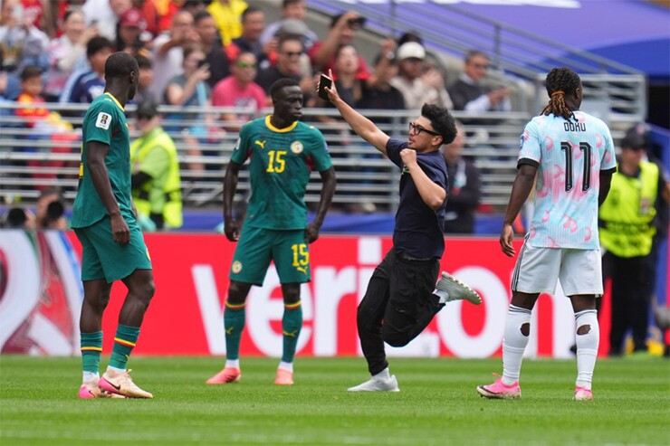 Bỉ - Senegal hỗn loạn bậc nhất World Cup: CĐV tràn vào sân & pha đá 11m dài nhất lịch sử - 2