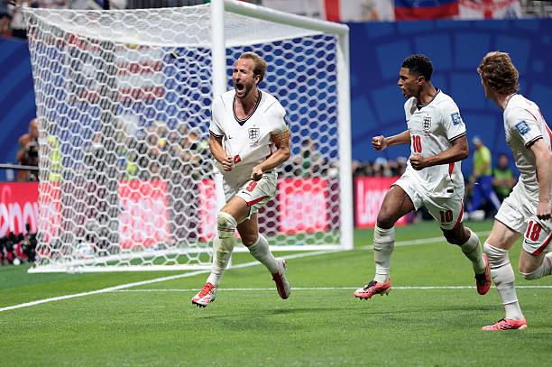 Harry Kane ăn mừng bàn thắng quyết định đưa Anh vào vòng 16 đội.