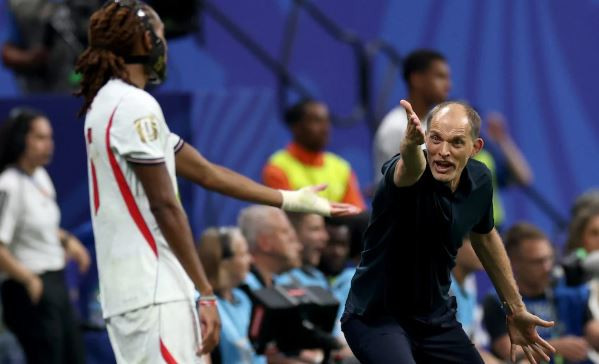HLV Tuchel phải lo lắng với Djed Spence.