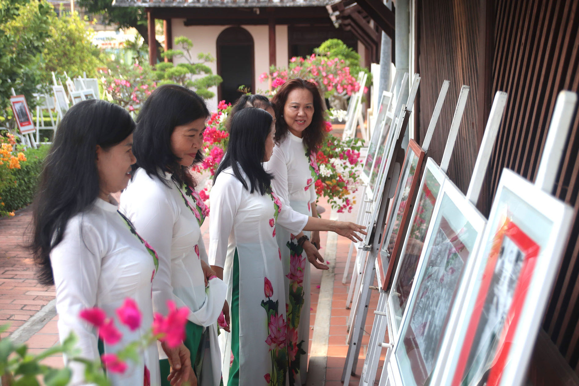 nhan-dan-den-tham-quan-va-xem-trien-lam-nhan-dip-sinh-nhat-bac-tai-truong-duc-thanh(1).jpg