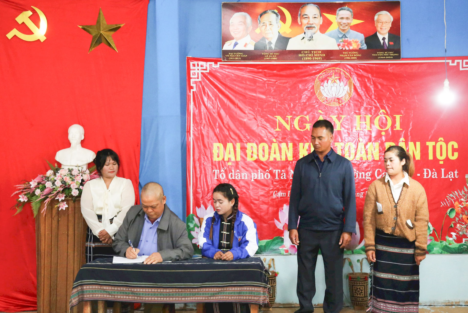 Ban điều hành, các chi hội đoàn thể Tổ dân phố Tà Nung 2 ký kết giao ước thi đua năm 2026