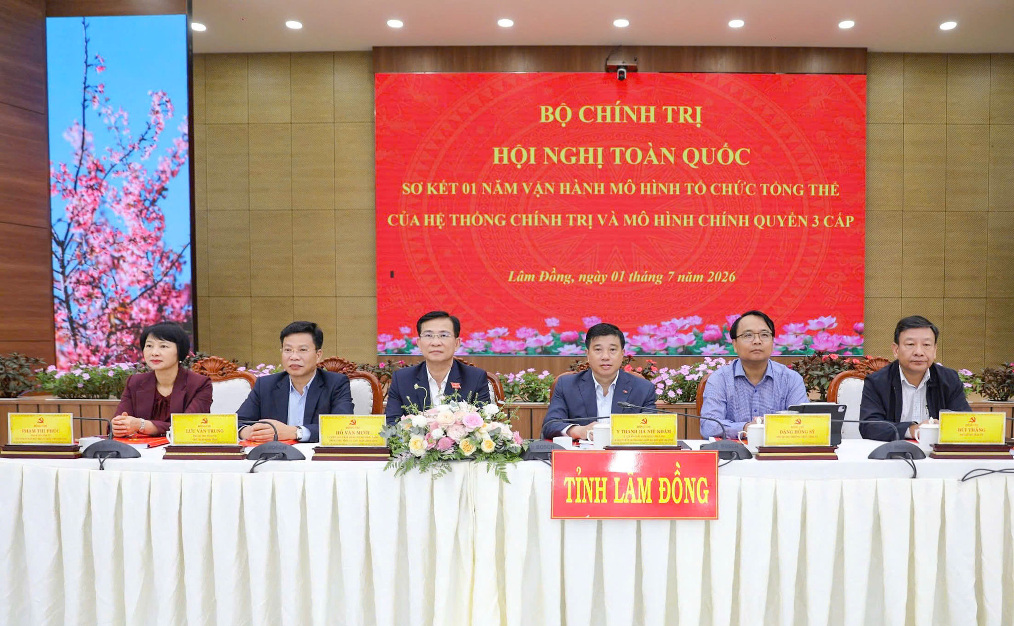 cac-dong-chi-chu-tri-hoi-nghi-tai-diem-cau-tinh-lam-dong-tai-hoi-nghi-so-ket-1-nam-van-hanh-chinh-quyen-3-cap-do-trung-uong-to-chuc-anh-cong-ttdt-tinh copy