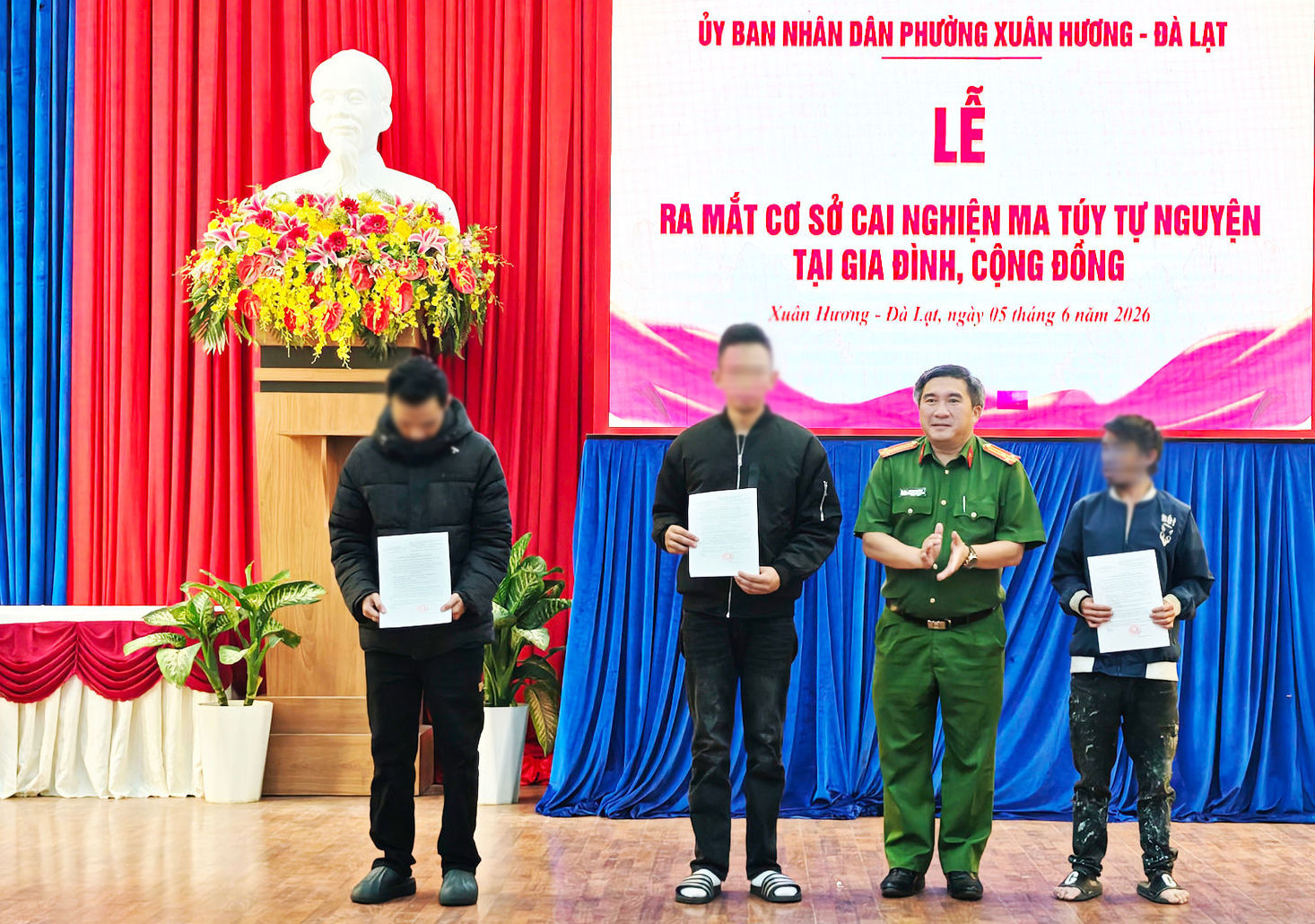 chi-huy-cong-an-phuong-xuan-huong-da-lat-trao-quyet-dinh-cho-cac-cong-dan-tu-nguyen-cai-nghien.jpg