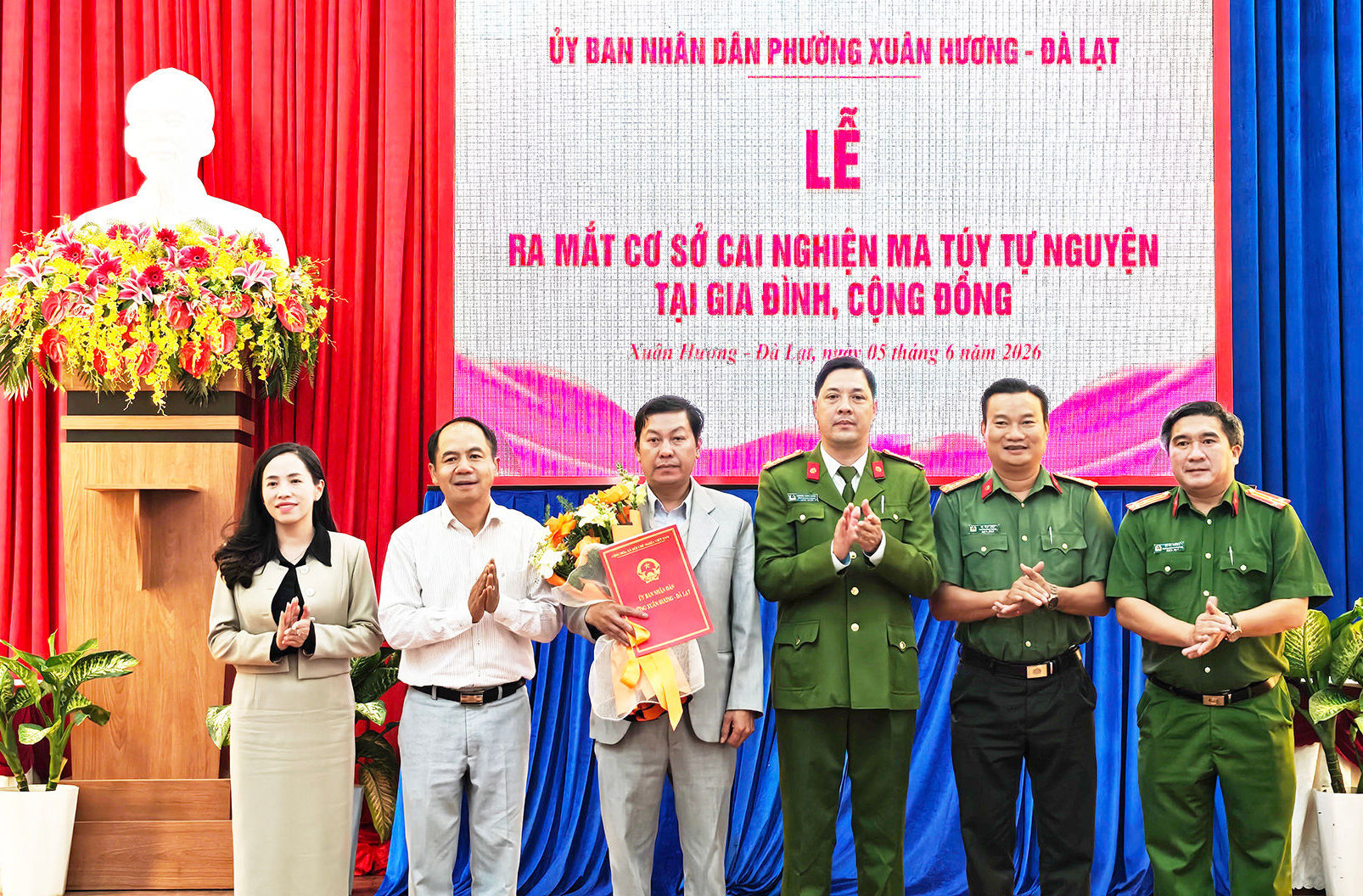 chinh-tri-cong-an-tinh-va-cong-an-phuong-xuan-huong-da-lat-chup-hinh-luu-niem-cung-lanh-dao-tram-y-te-phuong-tai-buoi-le-ra.jpg
