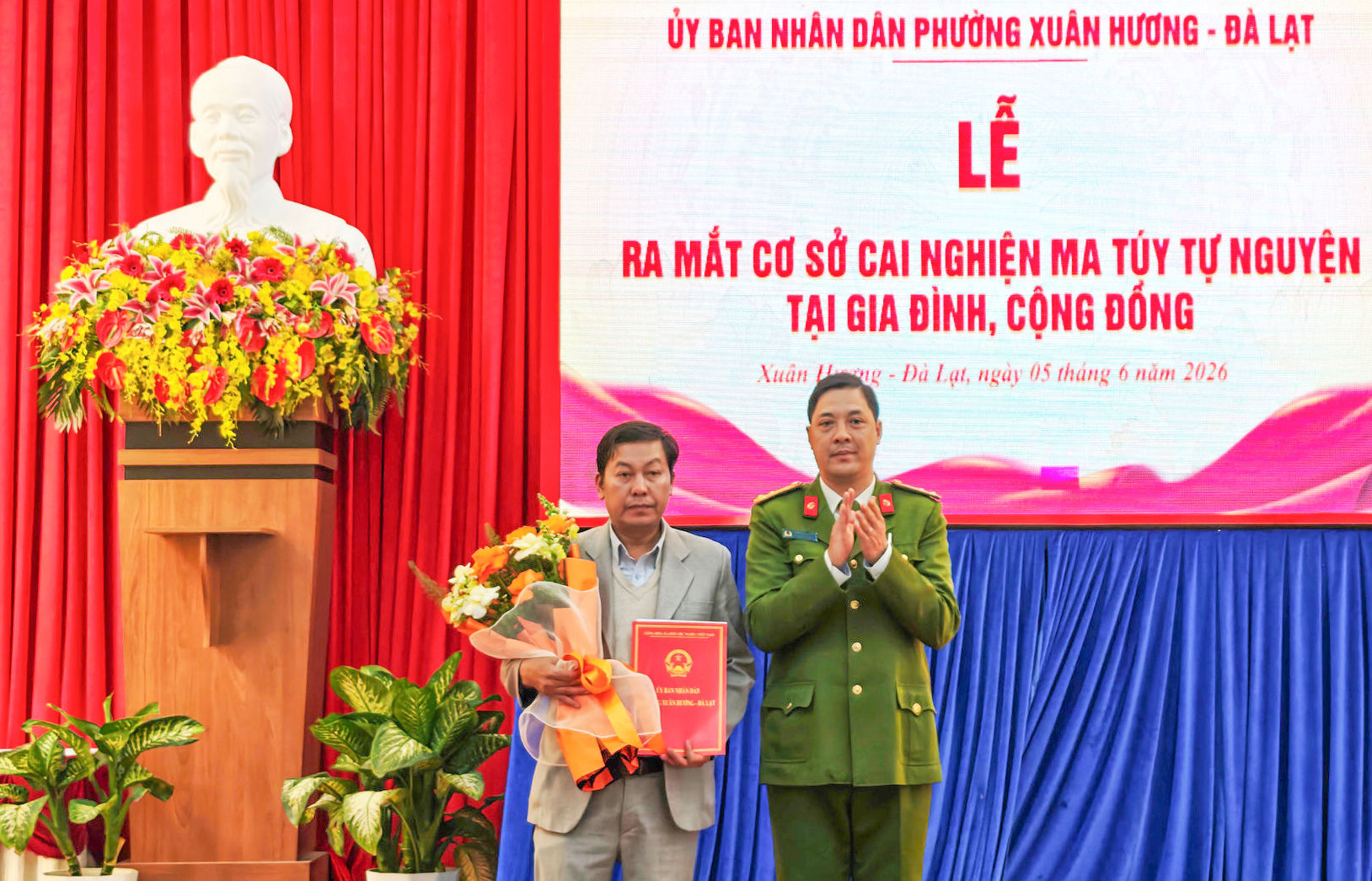 dao-phong-canh-sat-dieu-tra-toi-pham-ve-ma-tuy-cong-an-tinh-lam-dong-trao-quyet-dinh-cho-trung-tam-y-te-phuong-xuan-huong-da-lat.jpg