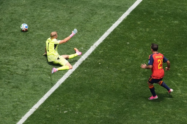 Oyarzabal hoàn tất cú đúp bàn thắng ấn định tỷ số 3-0 cho Tây Ban Nha.