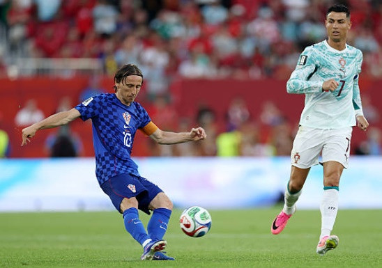 Khoảnh khắc Ronaldo và Luka Modric đối đầu nhau trong trận đấu cuối cùng của tiền vệ người Croatia tại World Cup.
