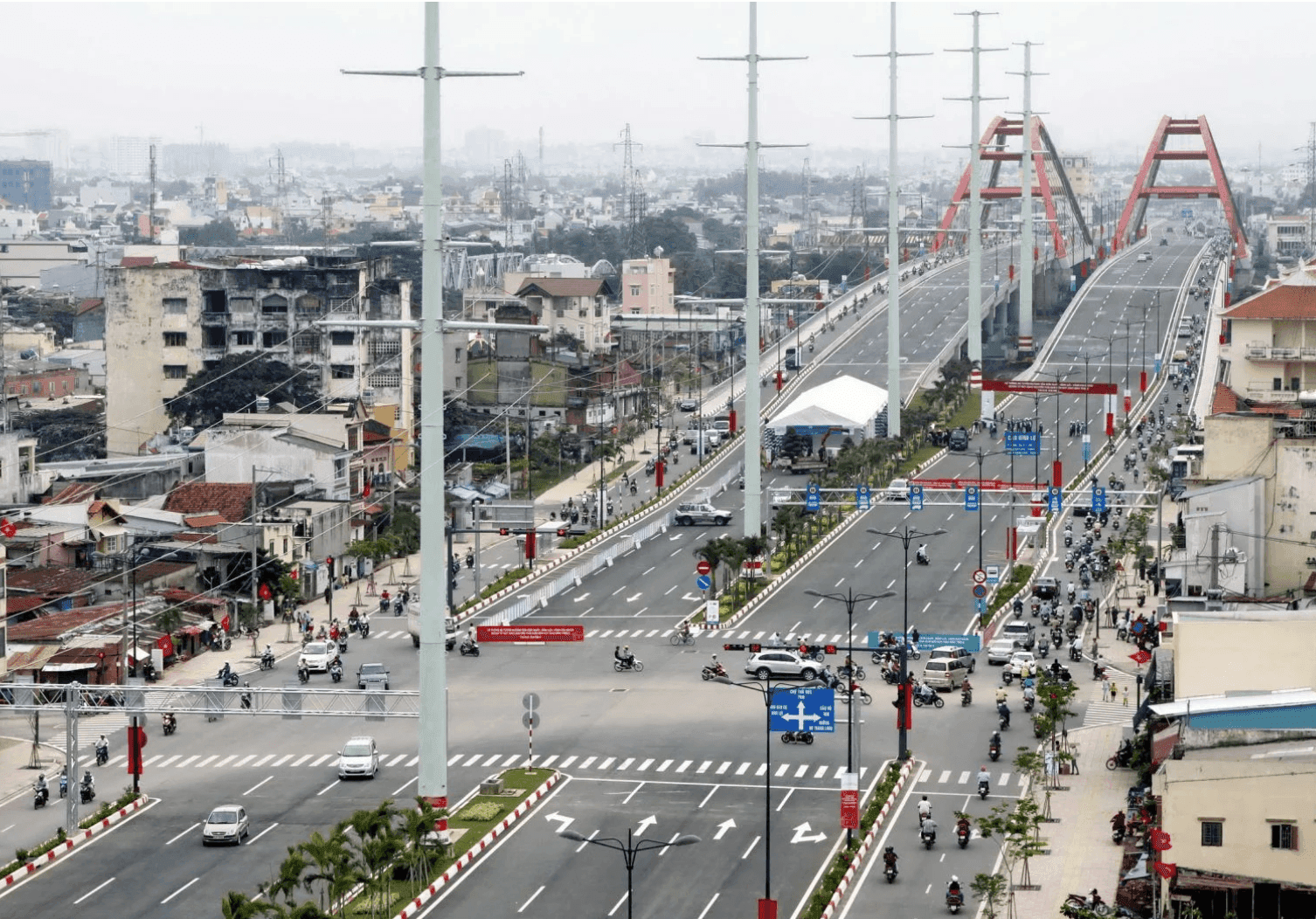 Đại lộ Phạm Văn Đồng và cầu Bình Lợi nhìn từ trên cao