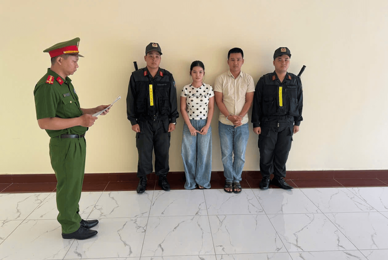 Lực lượng chức năng tống đạt các quyết định tố tụng đối với hai bị can tại cơ quan điều tra.