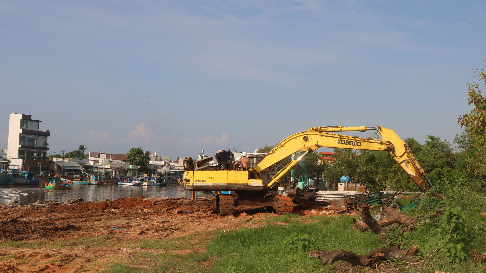 Gia cố bờ sông phòng chống sạt lở, ngập úng mùa mưa trên địa bàn phường Phú Thủy.